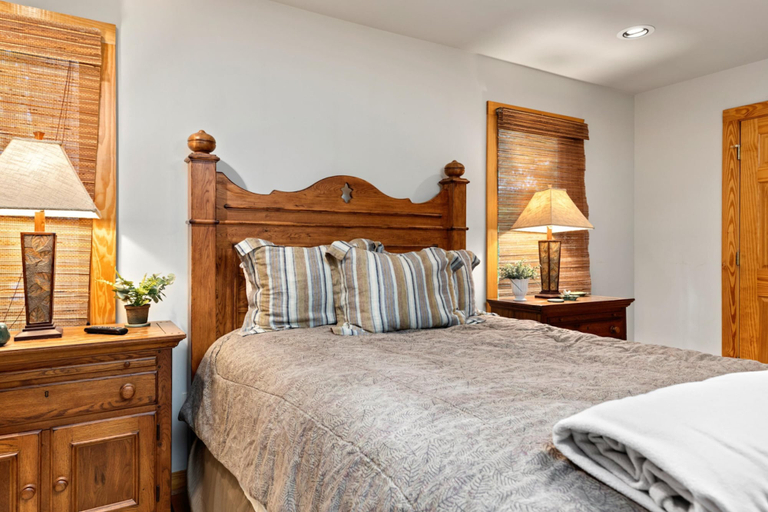Bedroom 2, Retreat at Wintergreen Pool Access Grill, Nelson