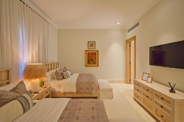 Room 2, Luxury Villa With Heated Pool Jacuzzi Full Staff, Salvaleon de Higuey