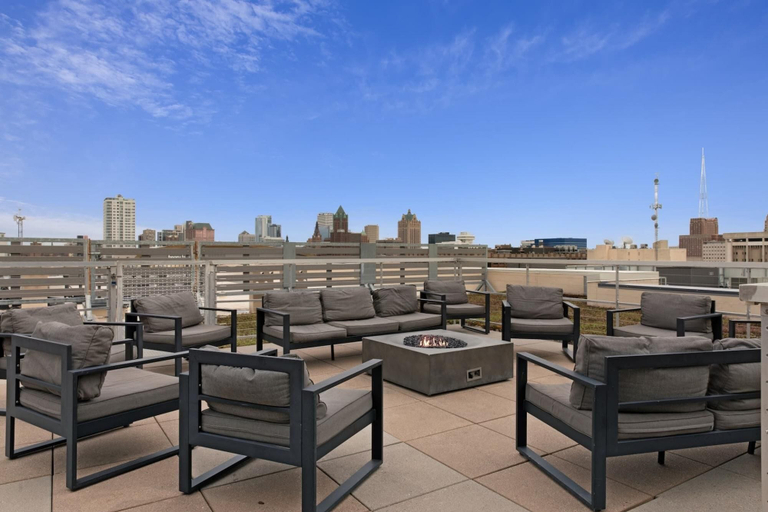 Room 4, Milwaukee Fabulous 1BD 1BA Downtown Apartment, Milwaukee