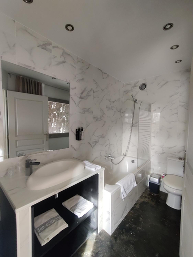 Bathroom 3, Clos Masure hotel de campagne, Seine-Maritime