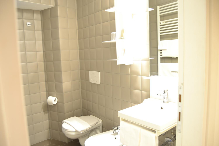 Bathroom 16