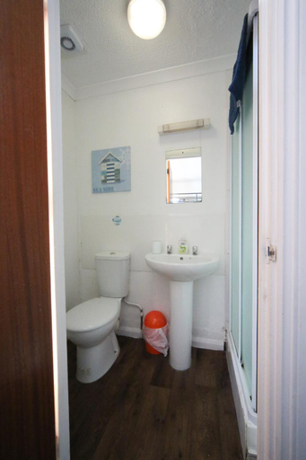 Bathroom 2, Ocean Backpackers self-catering hostel, Devon