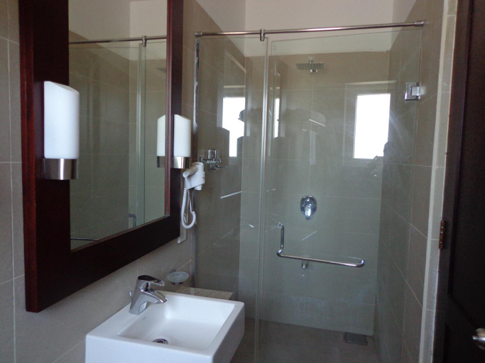Bathroom 2, Earl's Red Passikudah, Koralai Pattu (Valachchenai)
