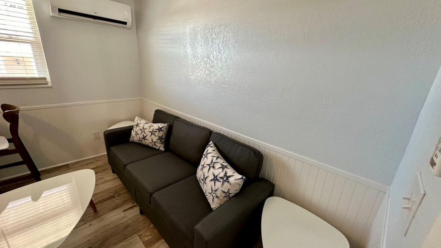 Room 4, Fins Left - Next to Margaritaville, Lee