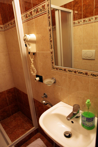 Bathroom 4, Hotel Hollywood, Rome