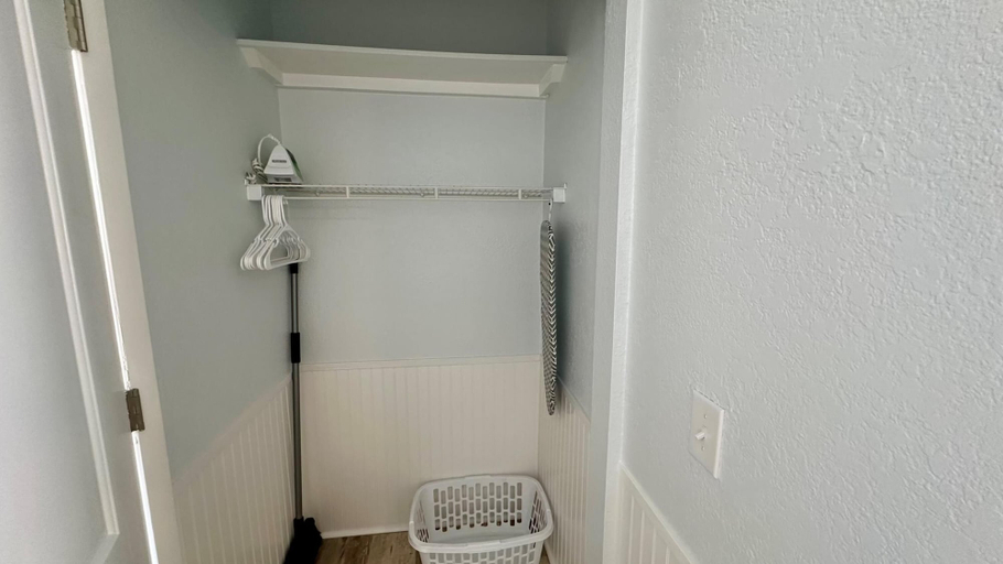 Room 4, Fins Right - Next to Margaritaville, Lee