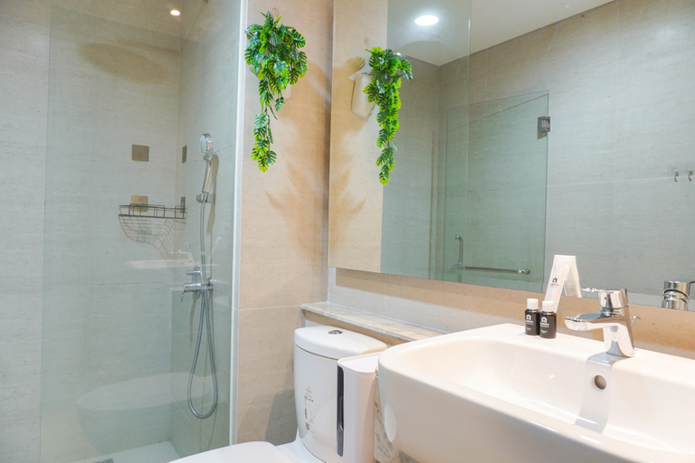 Bathroom 3, Serene and Best Location 2BR Gold Coast Apartment By Travelio, Jakarta Utara