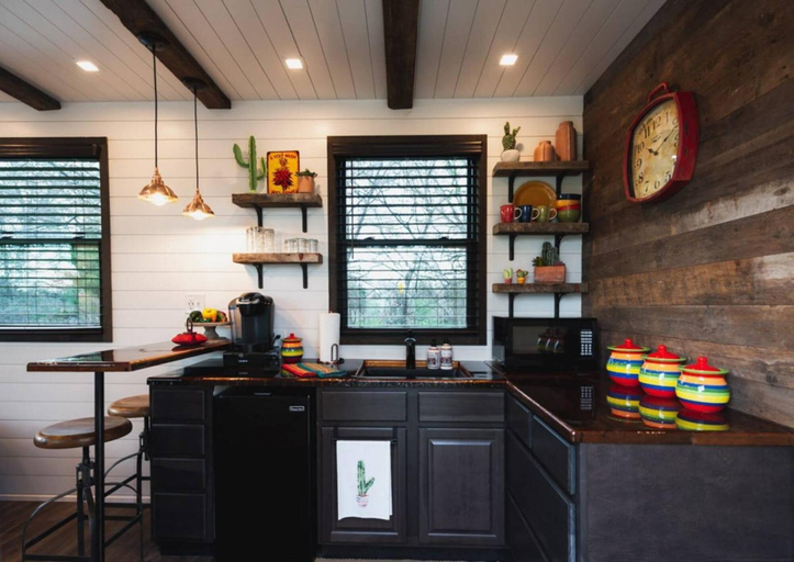 Room 5, The Hacienda Container Tiny Home 12 min to Magnolia Baylor, McLennan