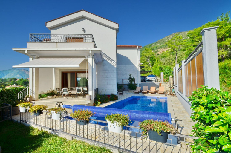 Others 4, Sunny Villa in Kavac
