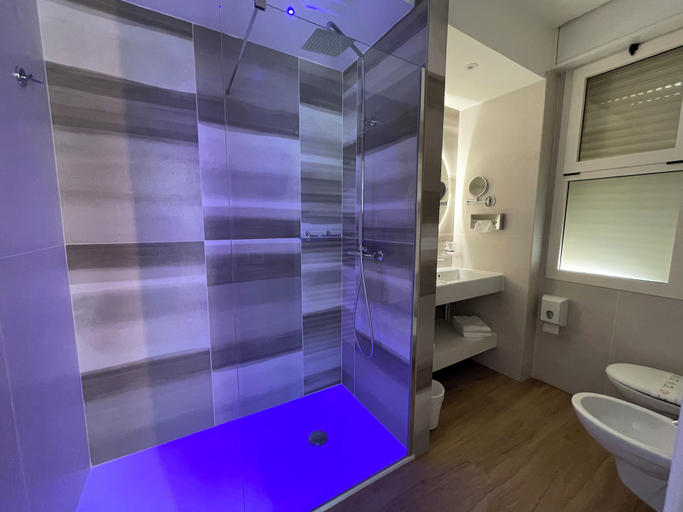 Bathroom 5, Hotel Alexander, Ravenna