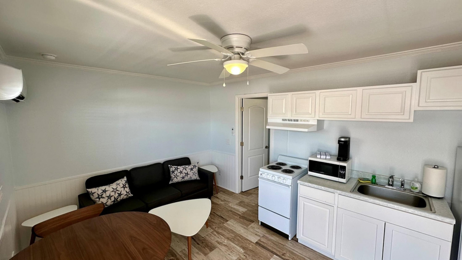 Room 3, Fins Left - Next to Margaritaville, Lee