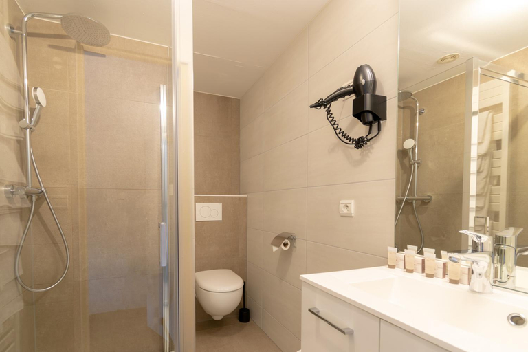 Bathroom 3, Hôtel de la Poste, Doubs