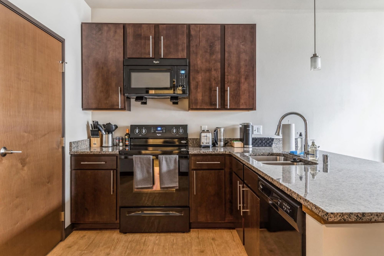 Room 5, Kasa Relax in Your Spacious 1BD Pet Friendly Milwaukee, Milwaukee