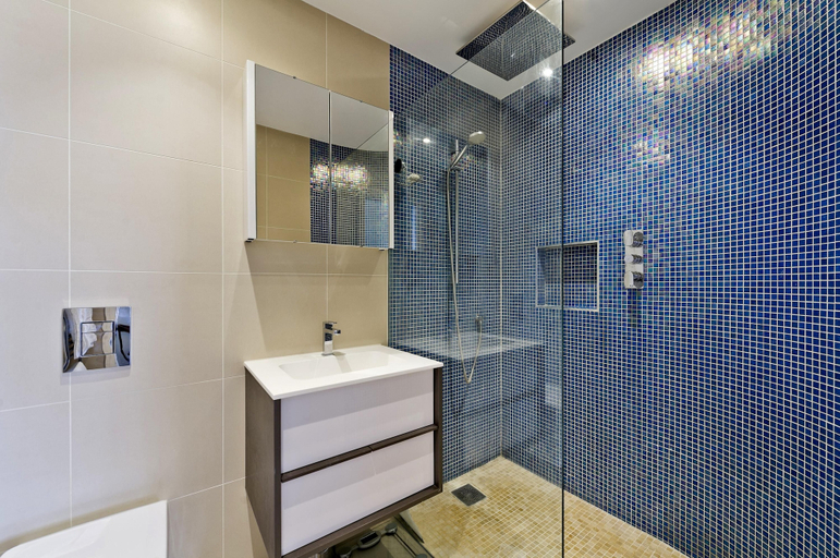 Bathroom 4, Spacious 3-bedroom Apartment in Earls Court, London