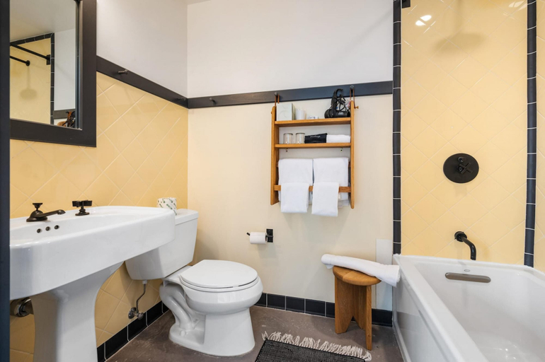 Room 4, Kasa Steps to Bakery Square Cozy Studio The Maverick, Allegheny