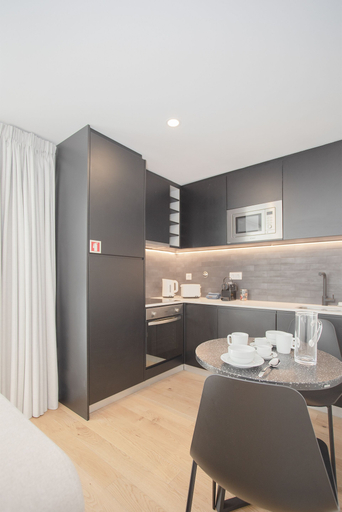 Others 4, NAX Apartment F by Liiiving, Porto