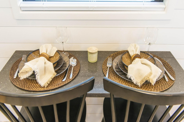 Food & Drinks 5, The Woods- Container Tiny House 12 min to Magnolia Baylor Downtown, McLennan