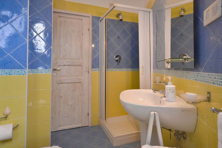 Bathroom 2, Hotel la Caravella, Salerno
