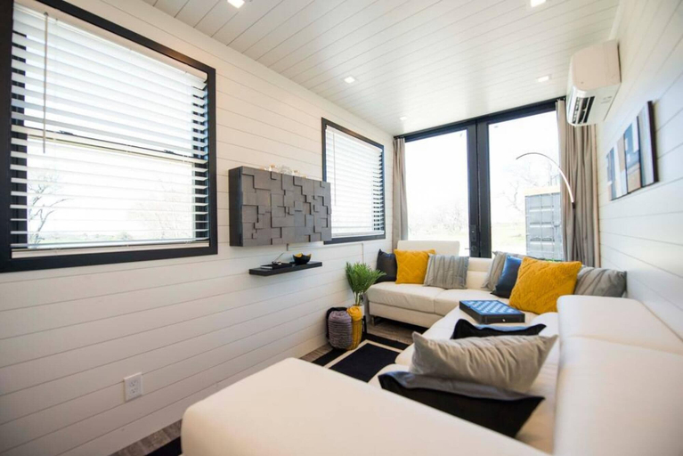 Bedroom 4, The Zephyr Tiny Container Home 12 min to Downtown Waco, McLennan