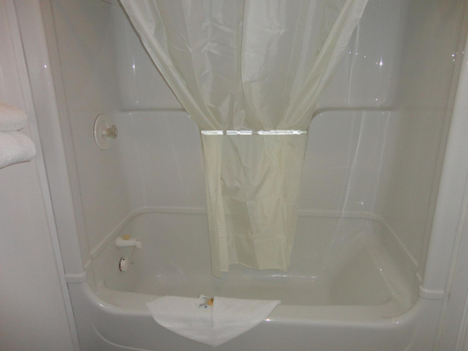 Bathroom 4, Canadas Best Value Inn Kapuskasing, Cochrane