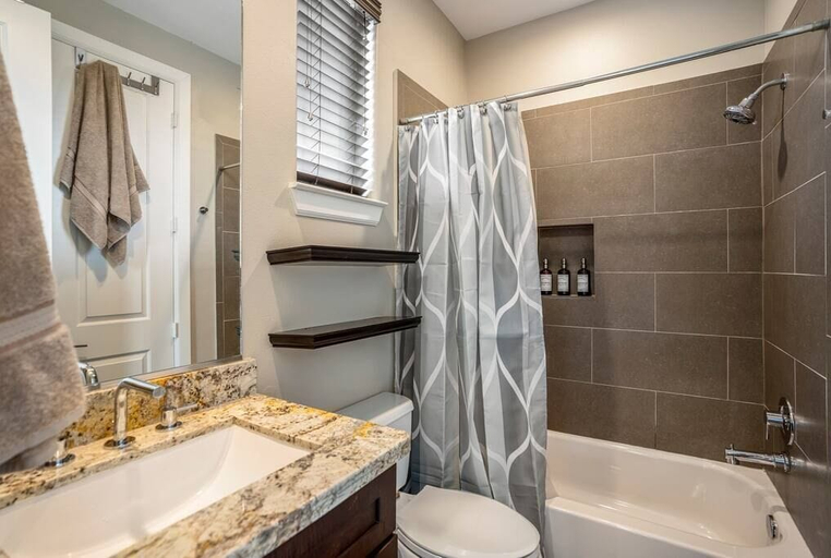 Bathroom 4, Posh Dtwn Midtown Home w Stunning Roof-topterrace, Houston