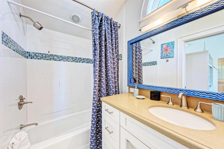 Room 3, Serenity Cottage in Anna Maria, Manatee