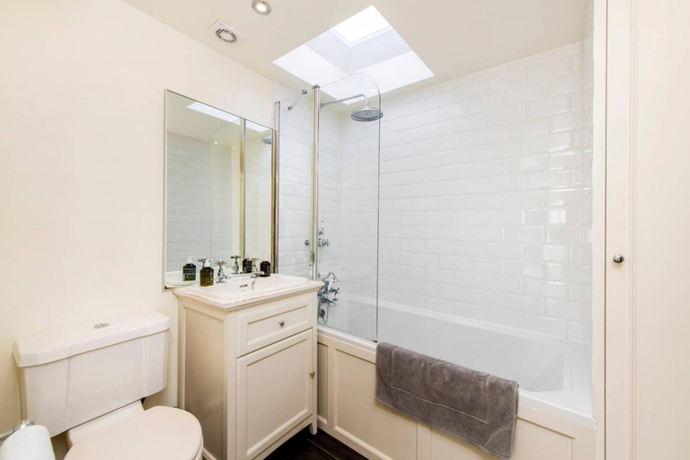 Room 5, 2-bed Aprtment Notting Hill, London