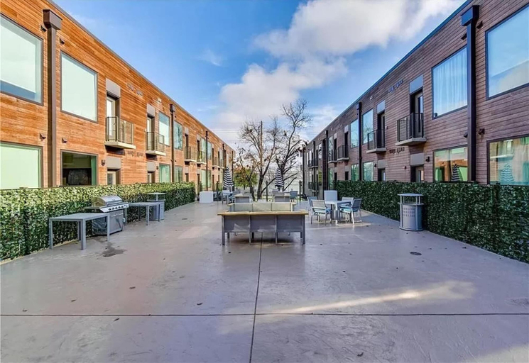 Exterior & Views 2, Prime East Downtown Studio w gym Washer Dryer, Travis