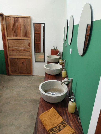 Others 5, Hostel Nugeku, San Onofre