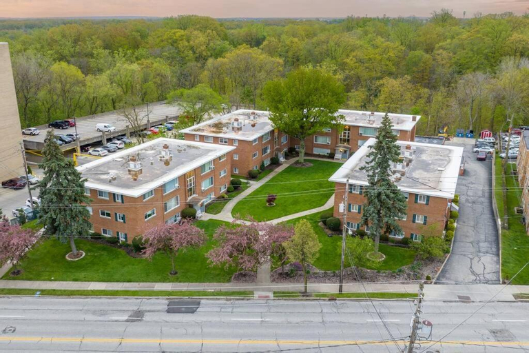 King & Queen First Floor Unit! 1-2c Georgetown Villas, Cuyahoga