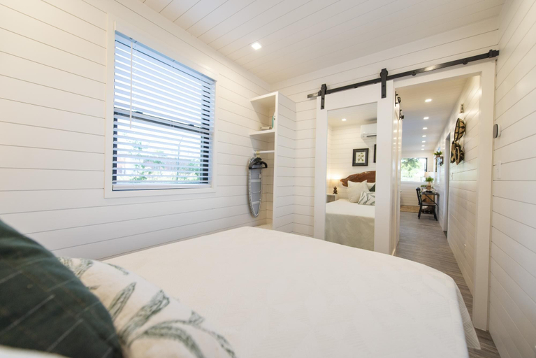 Bedroom 4, The Woods- Container Tiny House 12 min to Magnolia Baylor Downtown, McLennan