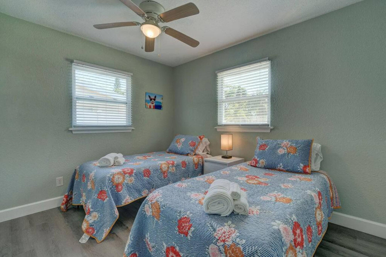 Room 2, Heated Pool Close to St Pete Tampa Pet Friendly, Pinellas