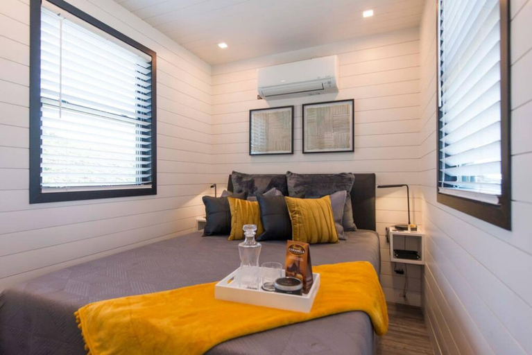 Bedroom 2, The Zephyr Tiny Container Home 12 min to Downtown Waco, McLennan