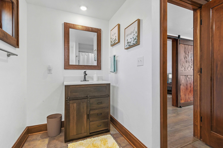 Bathroom 4, Riverfront Kayaks Bay Access Sleeps 15, Oconto