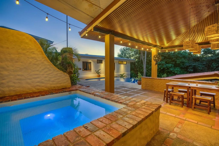 Room 2, Few Steps to Beach Private Pool and Jacuzzi, Carrillo