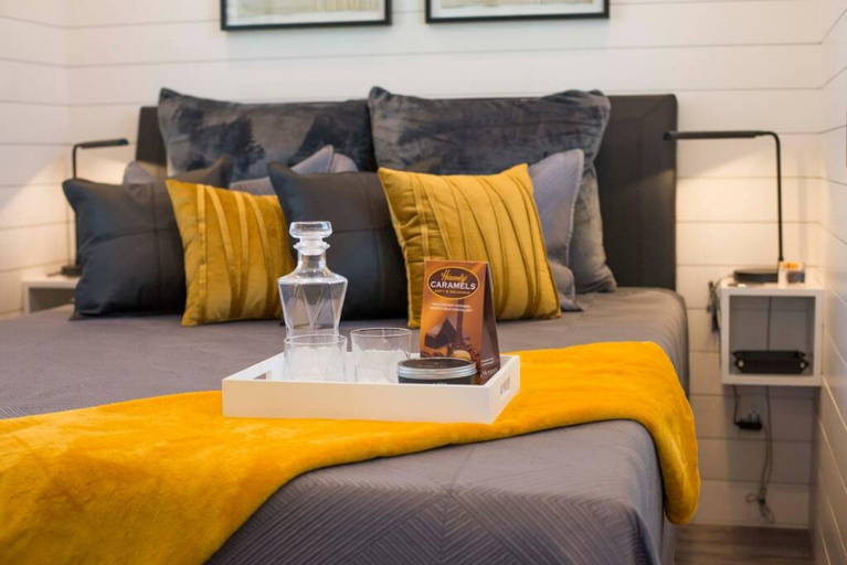 Bedroom 3, The Zephyr Tiny Container Home 12 min to Downtown Waco, McLennan