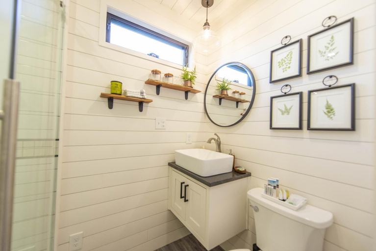 Bathroom 4, The Woods- Container Tiny House 12 min to Magnolia/Baylor/Downtown, McLennan