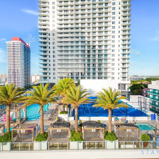 Room 4, Luxury 3 Br- Front Intercostal View Amazing Pools, Broward