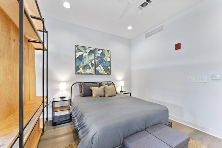 Bedroom 4, Prime East Downtown Studio w gym Washer Dryer, Travis