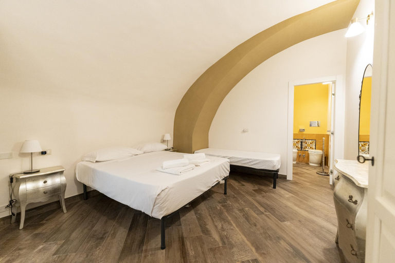 Room 4, Via Carlo De Cesare 56 - Camera 2, Napoli