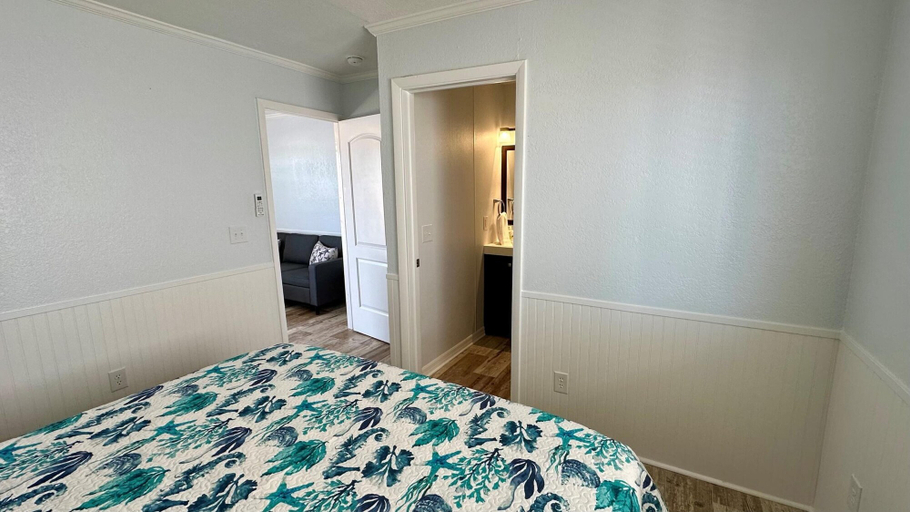 Room 2, Fins Right - Next to Margaritaville, Lee