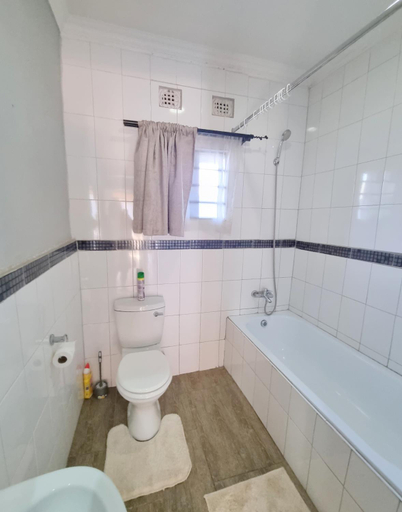 Bathroom 2, Mwaiseni Maisonettes apartments, Ndola
