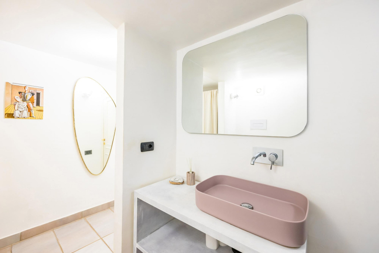 Bathroom 5, Hidden Gem on Pedastrian Area, Napoli