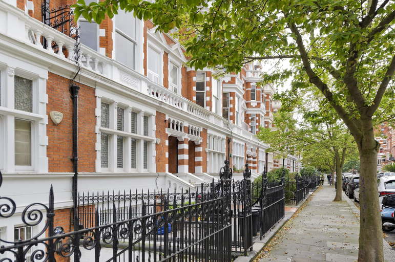 Exterior & Views 2, Spacious 3-bedroom Apartment in Earls Court, London