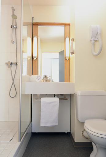 Bathroom 5, ibis Saint-Étienne - La Terrasse, Loire