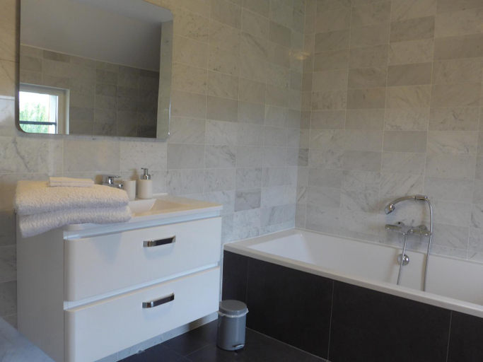 Bathroom 2, Maison de Lucine, Ille-et-Vilaine