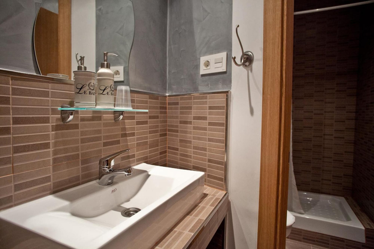 Bathroom 4, Hostal Abel Victoriano, Madrid