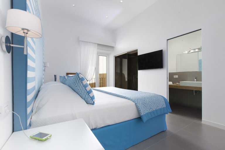 Bedroom 3, Blue Suite, Napoli
