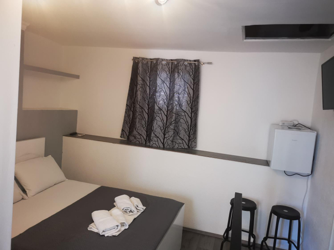 Others 4, Rooms Pama, Split