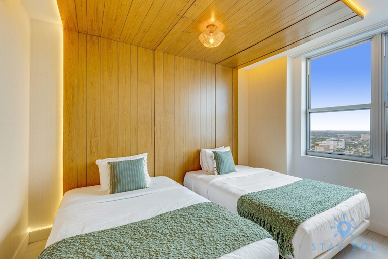 Room 2, Airbnb Jungle Experience High-floor Pools, Broward